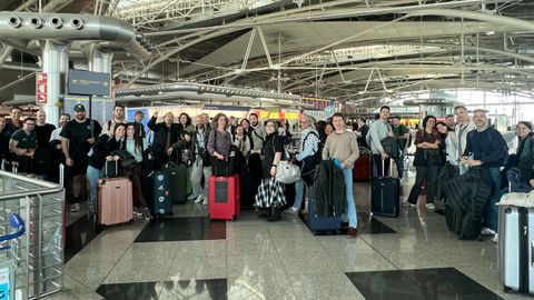 Los miembros de la Orquesta Sinf�nica de Galicia, en el aeropuerto de Oporto, rumbo a Londres
