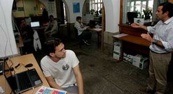 El profesor Carlos Carri�n explica la prueba a los cuatro competidores en Inform�tica, ayer. 