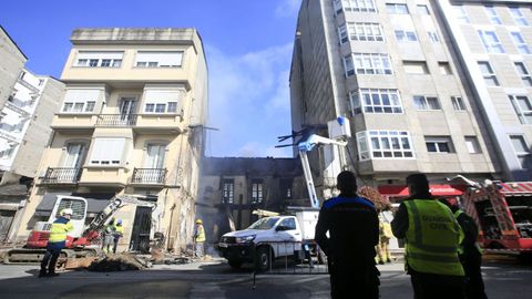 Trabajos realizados en junio del 2021, tras el incendio, para restablecer los servicios de luz y de gas 