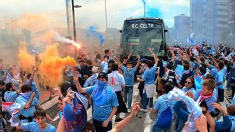 Afeccionados do Celta, recibindo ao equipo antes do partido ante o Rayo Vallecano da pen�ltima xornada da tempada 2024/2025.