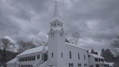 Vista de una iglesia cubierta por la nieve en Carlisle, Massachusetts (Estados Unidos)