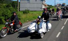 Propietarios de motos cl�sicas tomaron ayer las carreteras de la Costa da Morte.