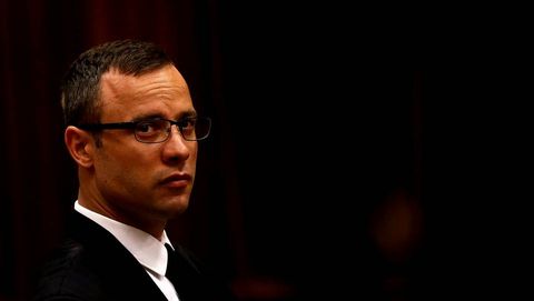 El atleta paralmpico Oscar Pistorius permanece en el banquillo de los acusados antes del comienzo de su juicio en Pretoria (Sudfrica) en la jornada de este martes