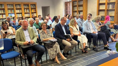 La presentaci�n de la gu�a en O Barco cont� con la presencia de autoridades y miembros del sector de la pizarra.