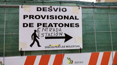 Cartel que informa del paso destinado a los peatones por una acera