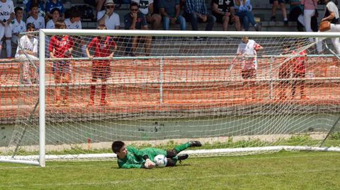 La portera Carla Moolenaar para un penalti al Tropez�n.La portera Carla Moolenaar para un penalti al Tropez�n