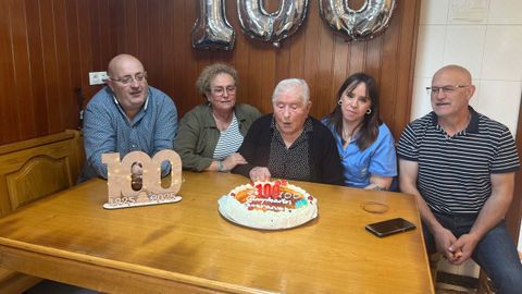 Esperanza soplando las velas rodeada del alcalde y sus cuidadores