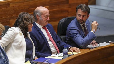El presidente del PP de Asturias, �lvaro Queipo (d) y los diputados populares, Beatriz Polledo (i) y Luis Venta (c)