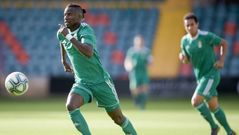 Ibrahima persigue un bal�n en el amistoso ante el Salamanca UDS