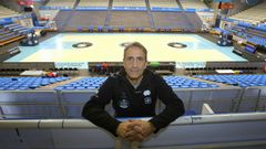 El t�cnico breoganista, Luis Casimiro, en la grada alta del Pazo dos Deportes del Lugo al t�rmino del entrenamiento que llev� a cabo el equipo este martes.