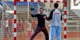 Gonzalo Garc�a-Al�n defiende la porter�a durante un entrenamiento de la primera plantilla del equipo azul en el Municipal.