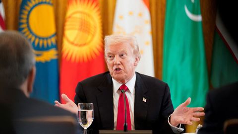 El presidente de Estados Unidos, Donald Trump, asiste a una cena con los lderes de los pases de Asia Central del grupo C5+1 ?Kazajistn, Kirguistn, Tayikistn, Turkmenistn y Uzbekistn? en el Saln Este de la Casa Blanca, en Washington D.C., Estados Unidos, el 6 de noviembre de 2025.