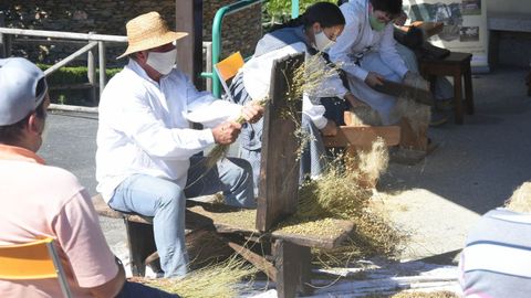 
Recreation of the linen process, one of the activities carried out at Casa do Patrn, in Laln.