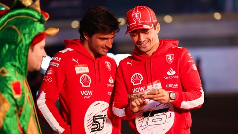 Carlos Sainz y Charles Leclerc.Carlos Sainz y Charles Leclerc, pilotos de Ferrari