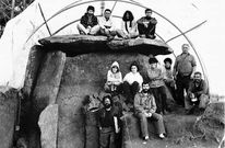 Manuel Lest�n (sobre el dolmen a la derecha) y Bello Di�guez (abajo de pie).