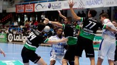 El partido de la Asobal entre el Cisne y el Anaitasuna se disput� en el Municipal. Antes del encuentro se llev� a cabo un acto de homenaje a la AECC 