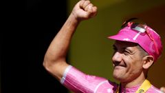 Richard Carapaz celebra su victoria en la etapa 18 del Tour de Francia.