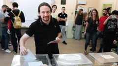 El líder de Podemos, Pablo Iglesias, vota en el colegio público de La Navata, en Galapagar