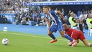 Yeremay se marcha de un rival en el partido entre el Deportivo y el Sevilla. 