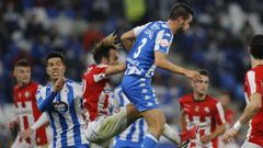 Miku y Lape�a tratan de despejar un centro colgado al �rea deportivista