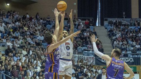 Yunio Barrueta ensaya el triple en el partido ante el Palmer Mallorca