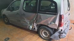 La furgoneta sufri importantes daos en un lateral