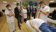 El gerente del �rea y el conselleiro de Sanidade, este viernes, visitando la unidad de fisioterapia del centro de salud Virxe Peregrina de Pontevedra