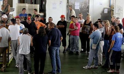 En la fotograf�a, un momento de la reuni�n celebrada ayer en la lonja de Curuxeiras.