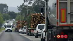 Camiones de madera, entre el tr�fico en la N-642 a la altura de Foz