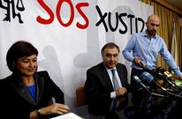 La presidenta de SOS Xustiza, Yolanda Aguiar; el fiscal superior, Carlos Varela, y el portavoz Pablo Valeiras.