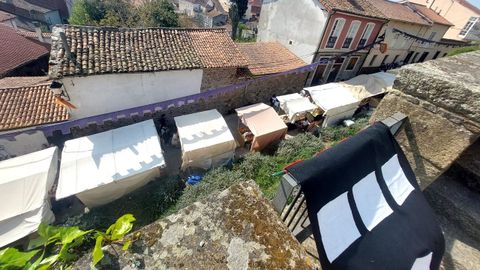 Puestos de la Feira Medieval en la calle Santo Domingo, vistos desde la muralla