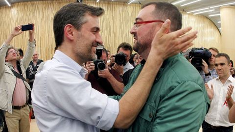 El alcalde de Laviana, Adri�n Barb�n (d), es felicitado por el otro candidato y portavoz socialista en el Ayuntamiento de Gij�n, Jos� Mar�a P�rez, tras ser elegido nuevo secretario general de la FSA-PSOE en las elecciones primarias 