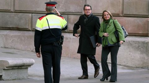 El expresidente de la Generalitat, Artur Mas, acompa�ado de su esposa Helena Rakosnik 