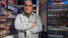 Francisco Iglesias, responsable del estanco de Rosal�a de Castro, en Pontevedra, afectado por la subida de tensi�n