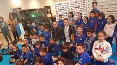 Carlos y Alfonso posan con los ni�os que acudieron al acto