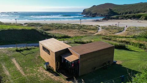 La construccin, de madera termotratada, se encuentra en Ario, a pocos metros del arenal