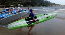 Las tablas empleadas en las pruebas de salvamento llenaron la playa de O �zaro de colorido.