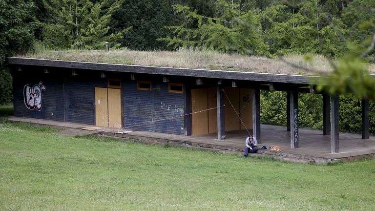 Estado de abandono de las cafeter�as de los parques de la Granxa do Sexto y del parque Eugenio Granell