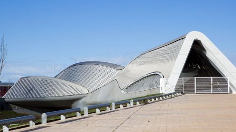 Pabelln puente sobre el ro Ebro