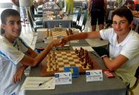 Lucas Abal, a la izquierda, y Julio Su�rez se saludan antes de comenzar su duelo de ayer.