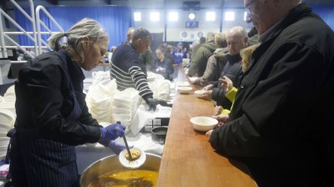 Reparto de las raciones de callos elaboradas para la fiesta naronesa.