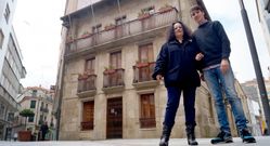 Los concejales del BNG, ante el Museo Municipal de Ribeira. 