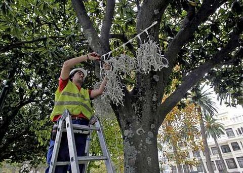 <span lang= es-es >Alumbrado navide�o</span>. Solo el mantenimiento y el desmontaje en enero cost� 101.896 euros, que se abonaron contra factura.