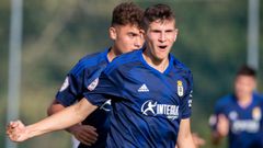 Mario Fuente celebra un gol con el Vetusta