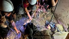Rescate de una mujer atrapada bajo los escombros en el campo de refugiados de Nuseirat, en Gaza.