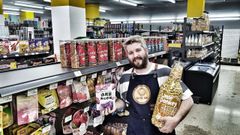 Manuel Freitas con algunos de los productos asi�ticos 