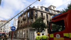 Este domingo los bomberos permanecieron en el edificio apagando rescoldos y enfriando el interior