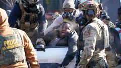 Agentes federales detienen a un hombre durante una protesta contra el servicio migratorio en Mine�polis