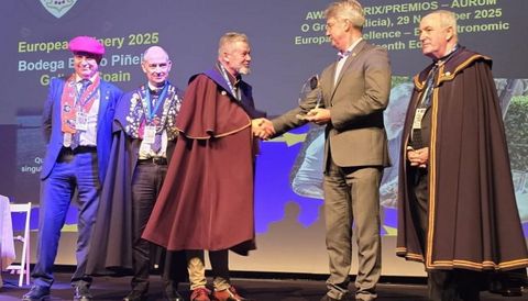 El alcalde de O Grove, Jos Cacabelos, hace entrega de la distincin a Eladio Pieiro