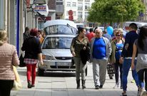 El riesgo. Estas dos im�genes fueron tomadas el viernes por la ma�ana en la calle Castelao, cerca ya de Vista Alegre, y en un lateral del jard�n de Ravella. Veh�culos particulares y furgonetas de reparto se internan, maniobran y estacionan en espacios peatonalizados, entre terrazas y caminantes. 